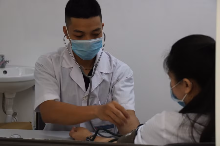 Tiến hành kiểm tra thân nhiệt, đo huyết áp....