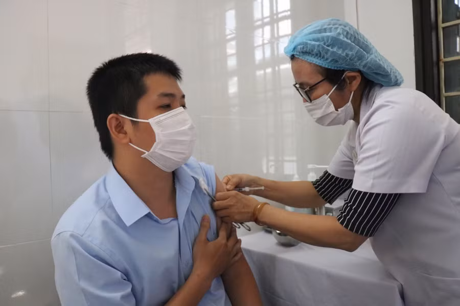 Liệu trình tiêm chủng vắc xin phòng Covid-19 của AstraZeneca bao gồm hai liều riêng biệt, mũi thứ hai cách mũi thứ nhất khi đủ 4 tuần trở lên.