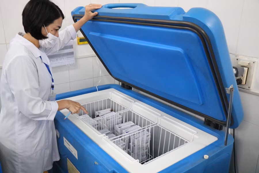 Vắc xin phòng Covid-19 được CDC Thừa Thiên Huế bảo quản cẩn thận trong kho lạnh với nhiệt độ thích hợp.