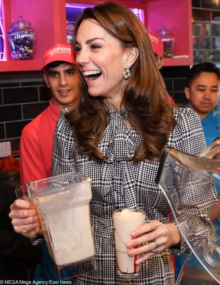 Năm 2020, Kate Middleton mặc chiếc váy Zara đen trắng in họa tiết houndstooth này. Giá ban đầu của nó là $123, sau đó được giảm giá $22. Hiện tại, nó đã được bán hết hàng.