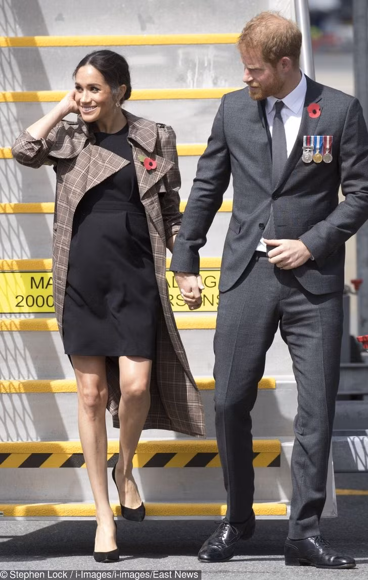 Khi bước xuống máy bay ở New Zealand vào năm 2018, Meghan Markle đã diện một chiếc váy Asos tuyệt vời. Chiếc váy có giá $56 và bạn vẫn có thể tìm mua được nó.