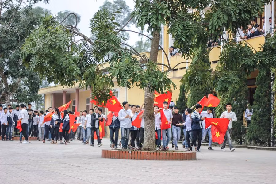 Học sinh Trường THPT Trần Phú-Hà Tĩnh cổ vũ U23 Việt Nam hồi tháng 1/2018. Ảnh: Fanpage trường THPT Trần Phú (Hà Tĩnh).