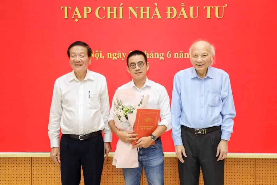 Lãnh đạo Hiệp hội VAFIE trao quyết định bổ nhiệm ông Nguyễn Thái Sơn, Trưởng Ban Thư ký toà soạn làm Uỷ viên Ban Biên tập Tạp chí Nhà đầu tư.