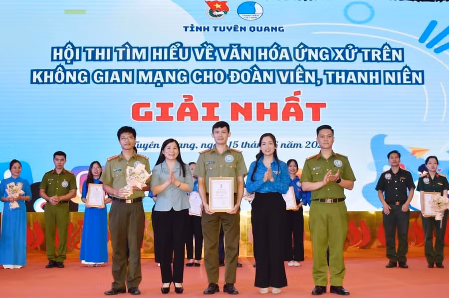 Ban tổ chức trao giải.
