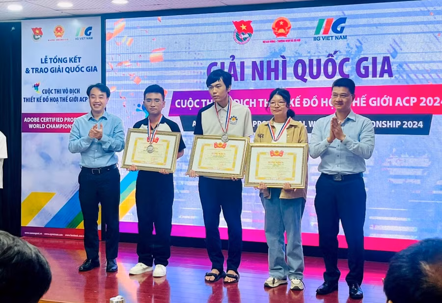 Ban tổ chức trao giải Nhì cho các thí sinh đoạt giải.
