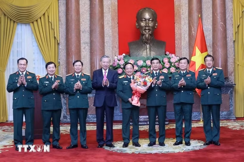 Chủ tịch nước Tô Lâm và các lãnh đạo trong Quân ủy Trung ương - Bộ Quốc phòng chúc mừng Thượng tướng Trịnh Văn Quyết. (Ảnh: Nhan Sáng/TTXVN)