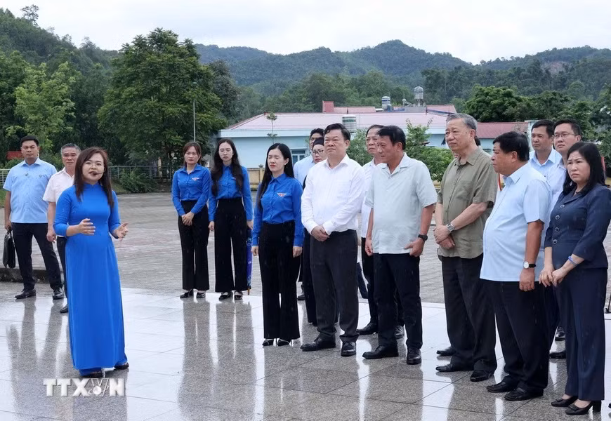 Chủ tịch nước Tô Lâm nghe giới thiệu về Khu Di tích Lịch sử Quốc gia Nà Tu (xã Cẩm Giàng, huyện Bạch Thông, tỉnh Bắc Kạn). (Ảnh: Nhan Sáng/TTXVN)
