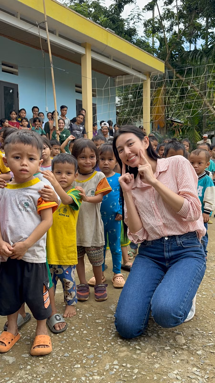 Không chỉ mang điện, Thùy Tiên còn tổ chức nấu ăn cho trẻ em vùng cao. Không chỉ mang điện, Thùy Tiên còn tổ chức nấu ăn cho trẻ em vùng cao.