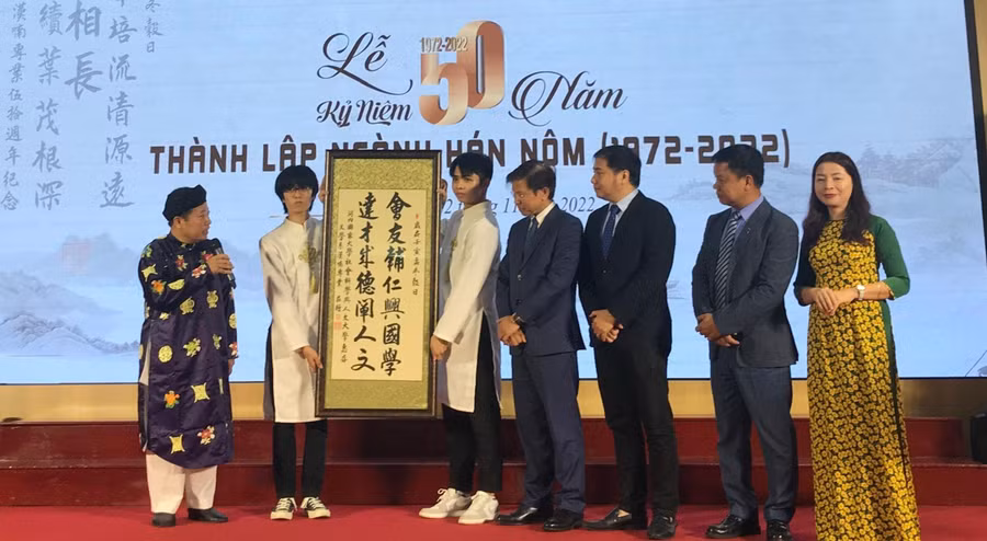 Đôi câu đối ngành Hán Nôm gửi tặng Trường Đại học KHXH&NV trong lễ kỷ niệm 50 năm thành lập ngành.