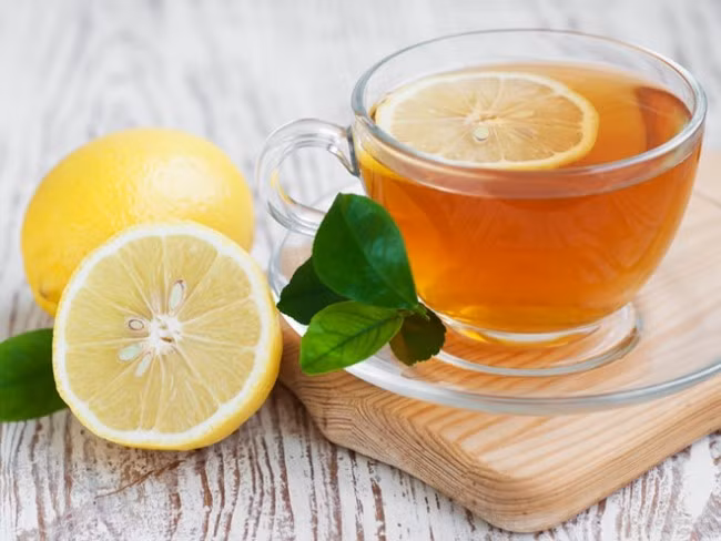 Hỗn hợp nước chanh tươi và mật ong thanh lọc cơ thể, làm trắng da