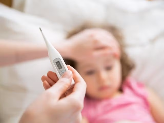  Khi trẻ bị sốt, cha mẹ tuyệt đối không được phép làm những điều sau 