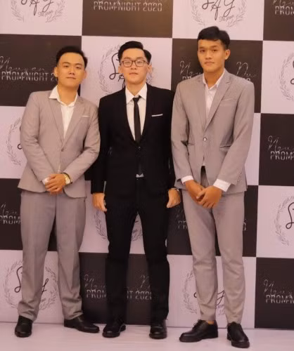 Thanh Tùng (bên phải) chụp ảnh cùng bạn bè lớp 12 Anh.