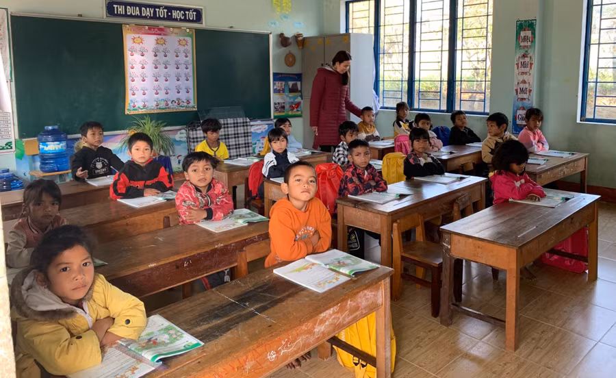 Buổi học đầu tiên sau kỳ nghỉ Tết Nguyên đán, học sinh Trường Tiểu học – THCS Lê Lợi đến lớp đông đủ. Ảnh: Nguyễn Dung