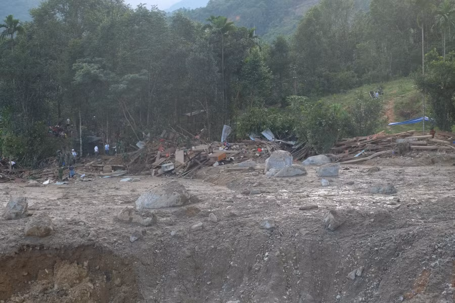 Hiện trường vụ sạt lở. Nhiều ngôi nhà đã bị chìm trong đất đá.