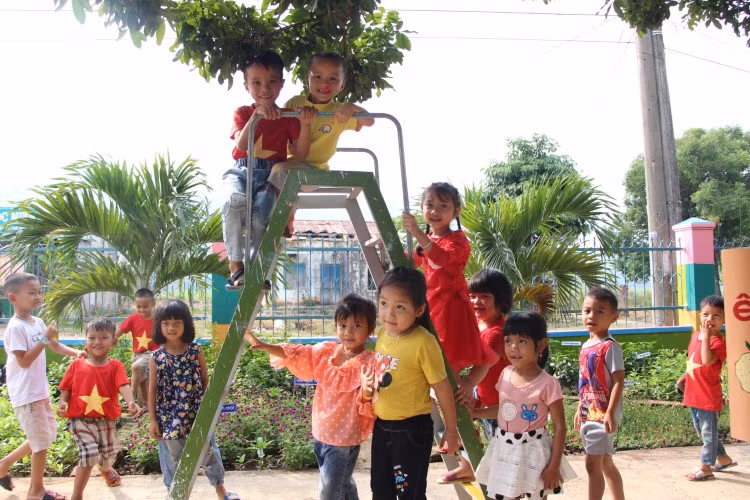 Học trò đã tự tin, vui vẻ và mạnh dạn hơn khi được xóa bỏ rào cản ngôn ngữ. Ảnh: VVOB