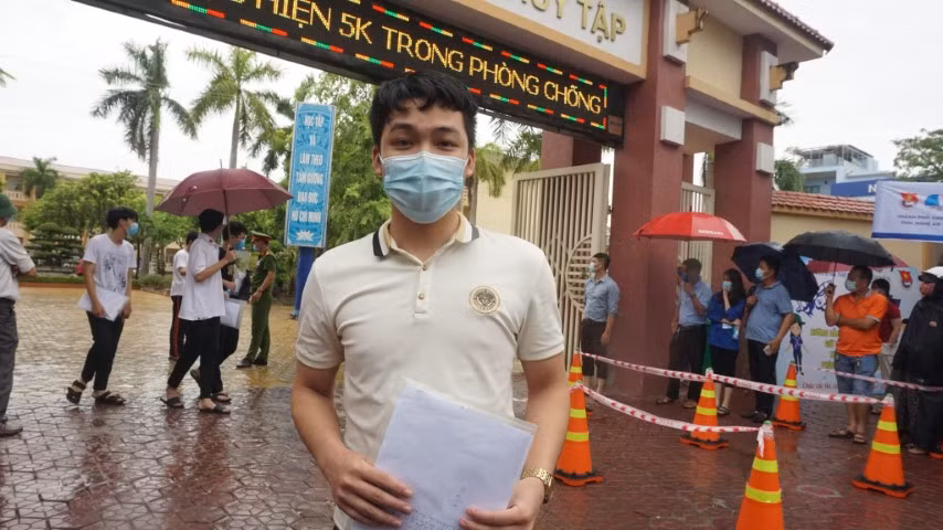 Nam sinh Nguyễn Văn Tuấn kịp vượt chốt phong tỏa trước giờ G để đi thi.