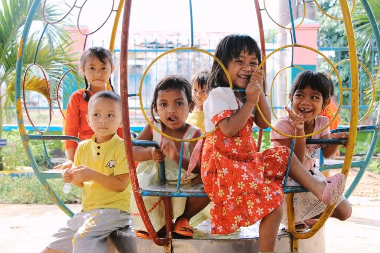 Học sinh trường mẫu giáo Đak Ui vui vẻ đến trường.