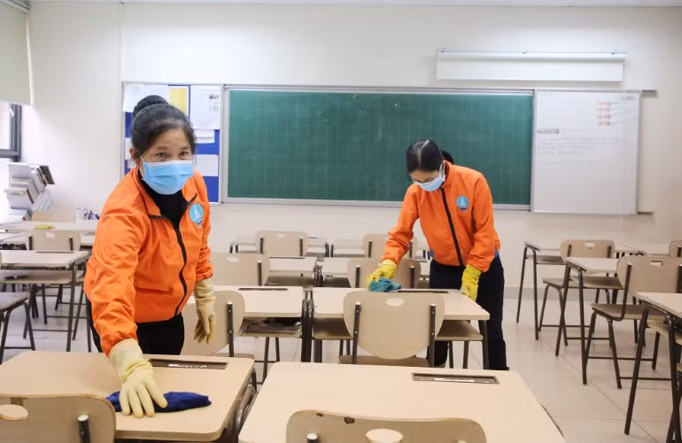 Các Sở GD&ĐT chỉ đạo các cơ sở GD thực hiện công tác vệ sinh, tẩy trùng trường lớp học, chuẩn bị sẵn sàng các điều kiện tốt nhất đón học sinh trở lại học tập. Ảnh: Thế Quang