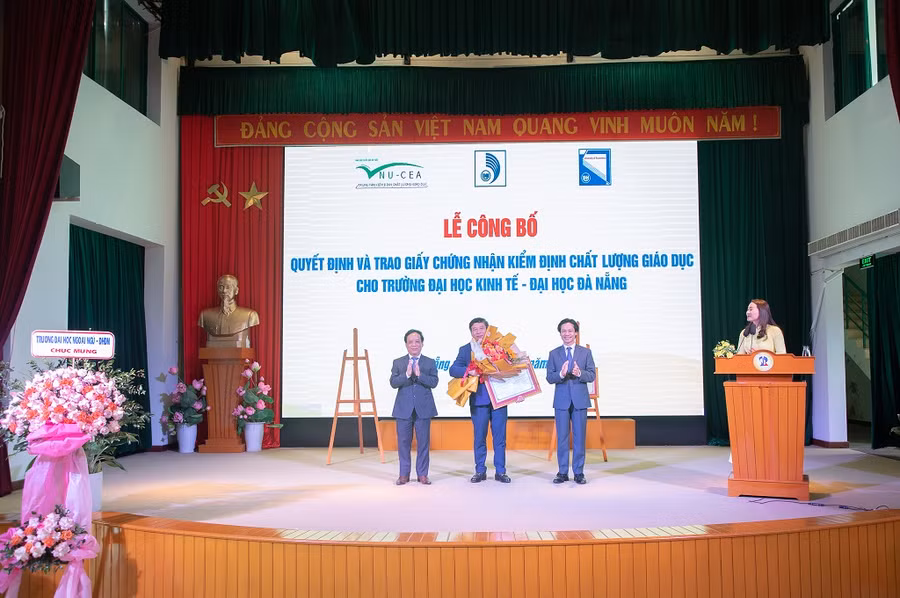Đại diện lãnh đạo VNU-CEA và Giám đốc ĐH Đà Nẵng trao Quyết định công nhận đạt tiêu chuẩn chất lượng giáo dục cho Trường ĐH Kinh tế.