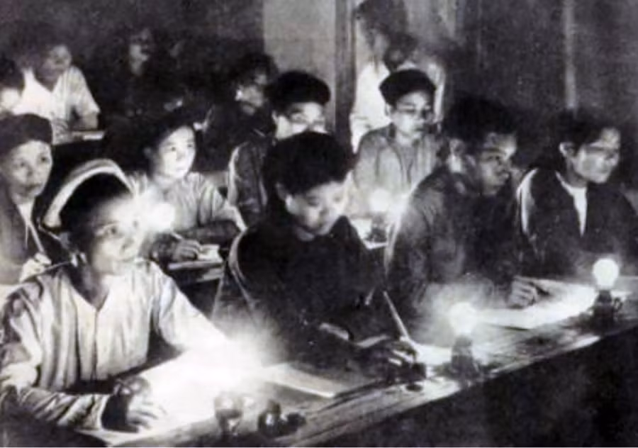 Một lớp học bình dân học vụ năm 1945. Ảnh tư liệu