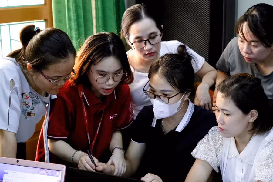 Viện Sư phạm Kỹ thuật bồi dưỡng nâng cao năng lực thiết kế bài giảng STEM, E-Learning và ứng dụng công nghệ thông tin vào giảng dạy cho giáo viên. Ảnh: NVCC
