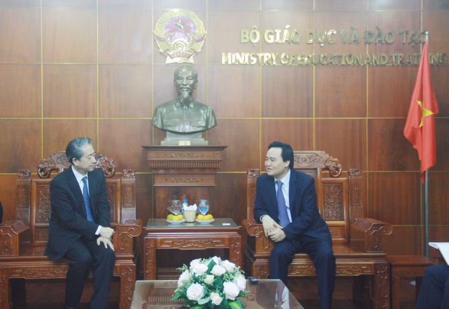 Bộ trưởng Bộ GD&ĐT Phùng Xuân Nhạ tiếp ngài Hùng Ba - Đại sứ Trung Quốc tại Việt Nam