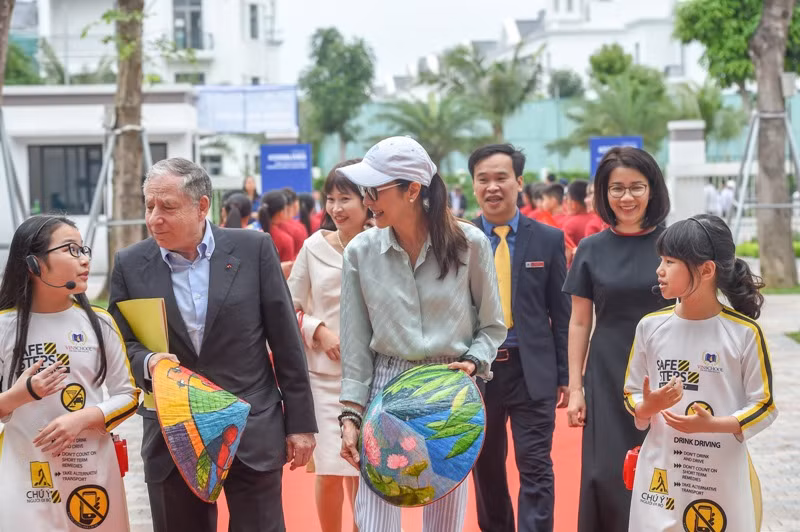 Ngôi sao Hollywood Dương Tử Quỳnh cùng hơn 500 phụ huynh và học sinh Vinschool tham gia “Đại sứ nhỏ Vinschool – Giao thông an toàn, cứu ngàn sinh mạng”.
