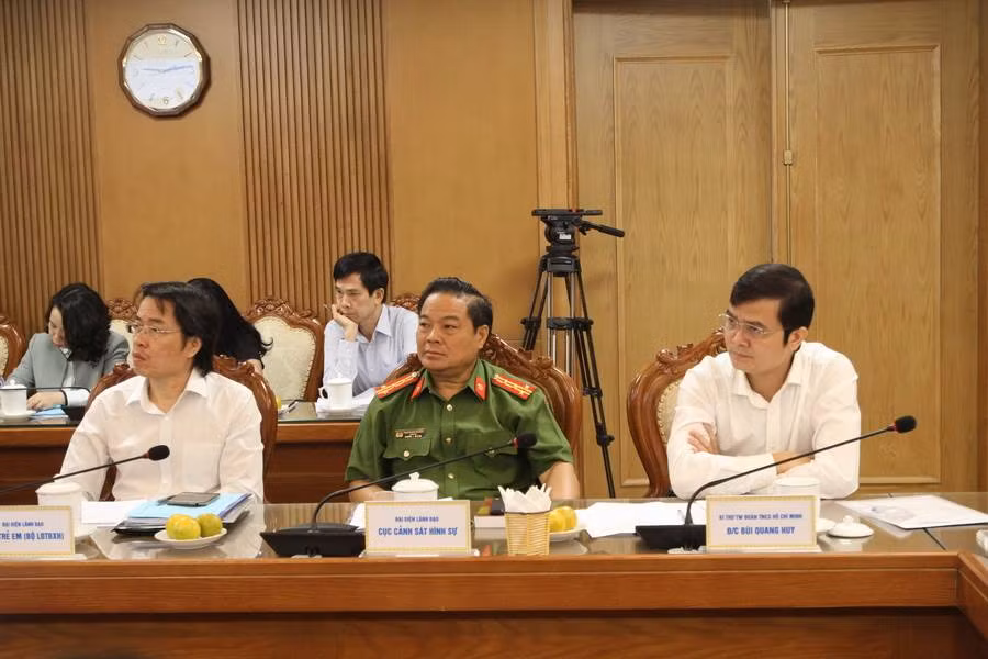 Hội nghị có sự tham gia của Bộ Công an, Bộ LĐ-TB-XH và các cơ quan, đơn vị liên quan Hội nghị có sự tham gia của Bộ Công an, Bộ LĐ-TB-XH và các cơ quan, đơn vị liên quan