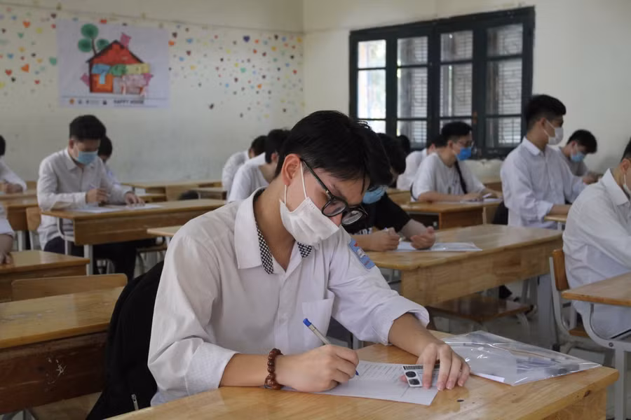 Thí sinh làm thủ tục dự thi tốt nghiệp THPT đợt 1, năm 2021.
