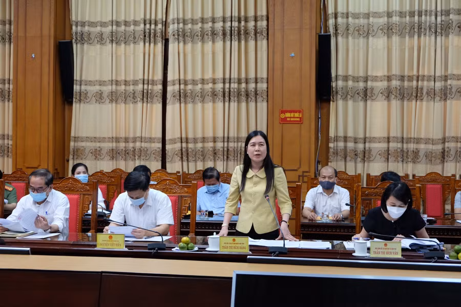 Phó Chủ tịch UBND tỉnh Thái Bình Trần Thị Bích Hằng - Trưởng Ban Chỉ đạo Kỳ thi tốt nghiệp THPT năm 2021 tỉnh Thái Bình - phát biểu tại buổi làm việc với đoàn kiểm tra số 2.