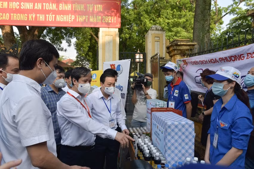 Bộ trưởng gặp gỡ, chia sẻ, dộng viên lực lượng thanh niên tình nguyện đang tham gia hỗ trợ tại Điểm thi Trường THPT Chu Văn An.