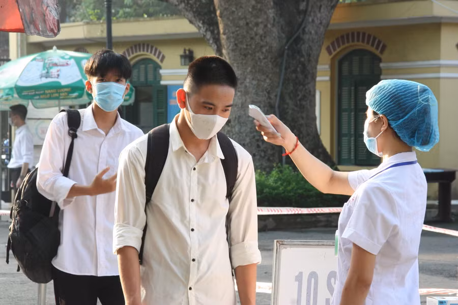 Thí sinh dự thi tại điểm thi Trường THPT Chu Văn An, Hà Nội.