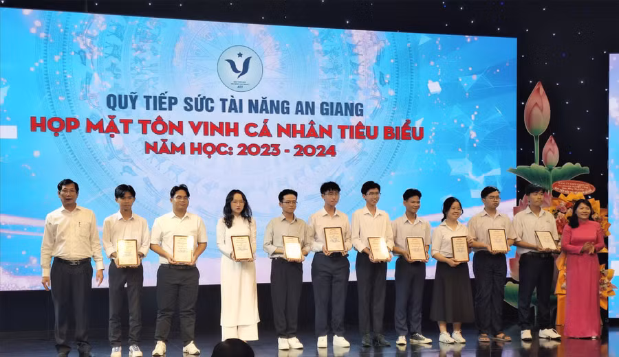 Trao khen thưởng cho học sinh xuất sắc đạt giải cấp quốc gia.