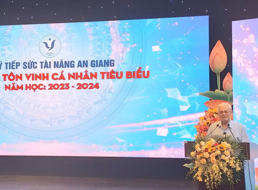 Ông Nguyễn Hữu Khánh - Nguyên Bí thư Tỉnh ủy An Giang, Chủ tịch Hội đồng quản lý Quỹ Tiếp sức tài năng An Giang phát biểu tại buổi họp mặt, trao thưởng.