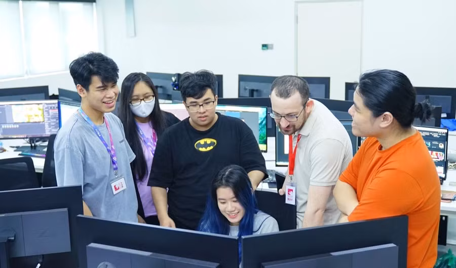 Sinh viên Trường ĐH Anh quốc Việt Nam được giảng viên nước ngoài giảng dạy, hướng dẫn. Ảnh: NTCC