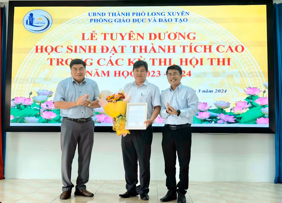 Ông Nguyễn Bảo Sinh - Phó Chủ tịch UBND TP Long Xuyên và ông Dương Kiếm Anh - Trưởng phòng GDĐT trao hoa, Giấy cảm tạ nhà tài trợ. Ông Nguyễn Bảo Sinh - Phó Chủ tịch UBND TP Long Xuyên và ông Dương Kiếm Anh - Trưởng phòng GDĐT trao hoa, Giấy cảm tạ nhà tài trợ.