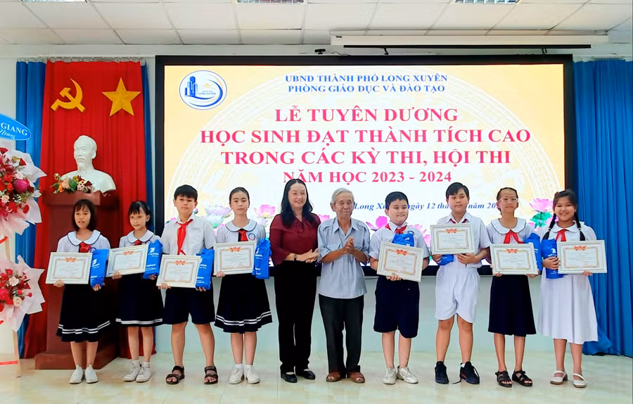 Trao khen thưởng cho học sinh tại Lễ tuyên dương. Trao khen thưởng cho học sinh tại Lễ tuyên dương.