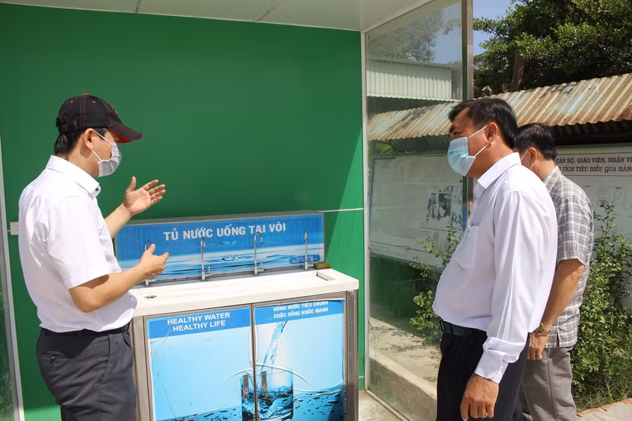 Đoàn công tác kiểm tra thực tế tại Trường THCS Phan Ngọc Hiển, huyện Đông Hải, Bạc Liêu.