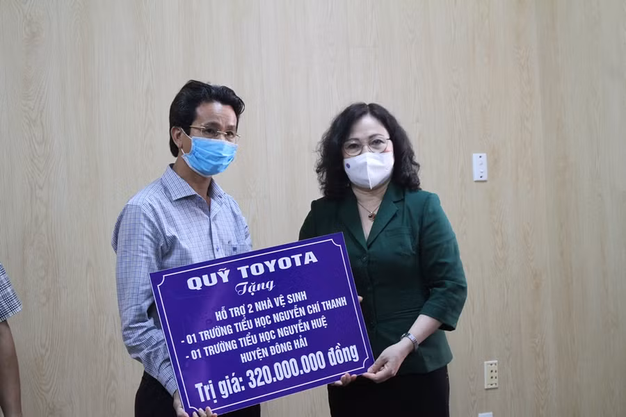 Thứ trưởng Ngô Thị Minh trao trao quà tặng chương trình kết nối nguồn lực xã hội, xây dựng trường học tại Bạc Liêu.