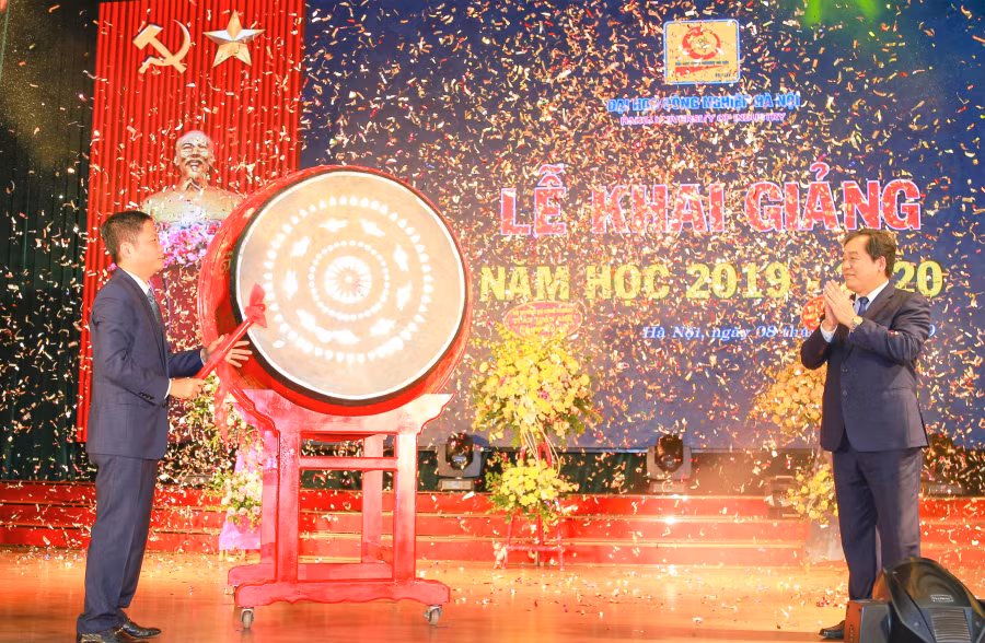 Bộ trưởng Bộ Công thương Trần Tuấn Anh đánh trống khai giảng năm học mới tại Trường ĐH Công nghiệp Hà Nội.