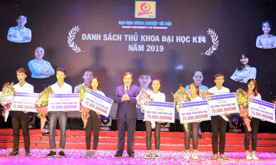 PGS.TS, Hiệu trưởng Trần Đức Quý trao học bổng cho các thủ khoa ĐH K14 năm 2019 tại lễ khai giảng.
