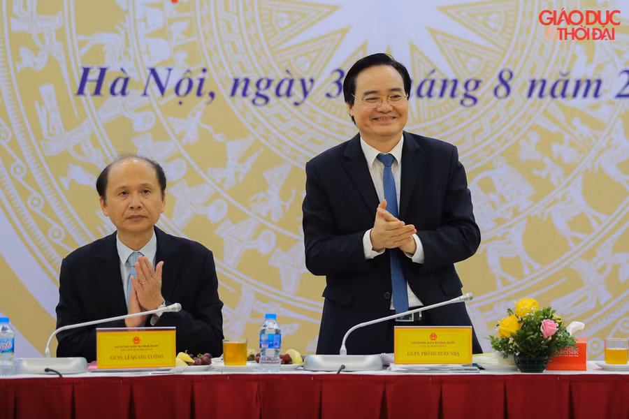 Bộ trưởng Bộ GD&ĐT Phùng Xuân Nhạ chủ trì phiên họp.