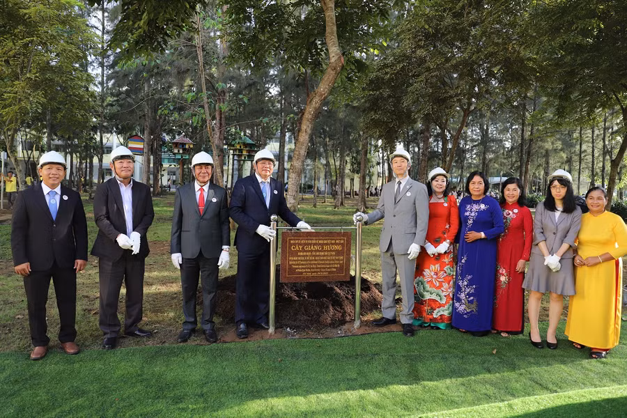 Đại biểu trồng cây lưu niệm.