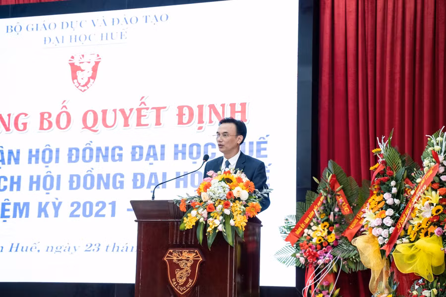 Ông Nguyễn Viết Lộc - Vụ trưởng Vụ Tổ chức Cán bộ Bộ GD&amp;ĐT công bố quyết định Công nhận Hội đồng và Chủ tịch Hội đồng Đại học Huế nhiệm kỳ 2021 – 2026.