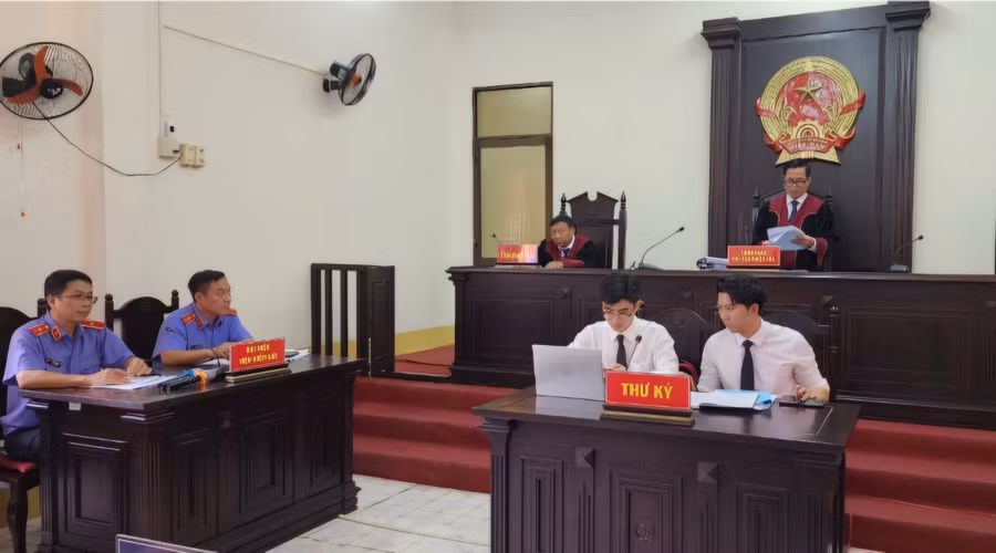Hội đồng xét xử tuyên án. (Ảnh: Văn Vũ) Hội đồng xét xử tuyên án. (Ảnh: Văn Vũ)