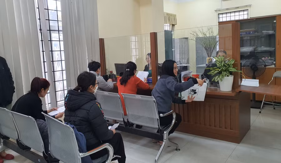 Người dân chờ đợi xin giấy xác nhận tình trạng hôn nhân tại Hà Nội. Người dân chờ đợi xin giấy xác nhận tình trạng hôn nhân tại Hà Nội.
