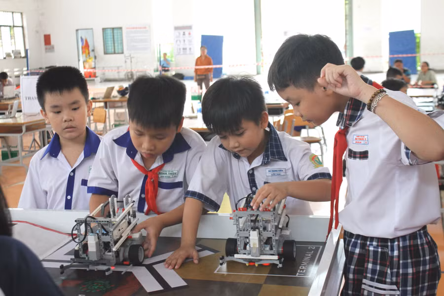 Học sinh tiểu học TP Cần Thơ tham gia ngày hội sáng tạo Robot. Ảnh: Q. Ngữ