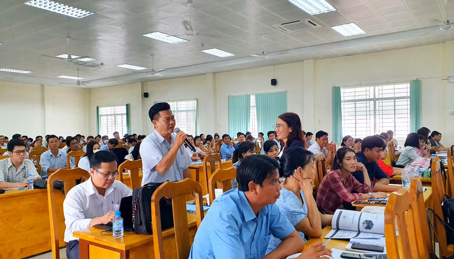 Học viên chia sẻ và trao đổi chuyên môn cùng báo cáo viên. Học viên chia sẻ và trao đổi chuyên môn cùng báo cáo viên.