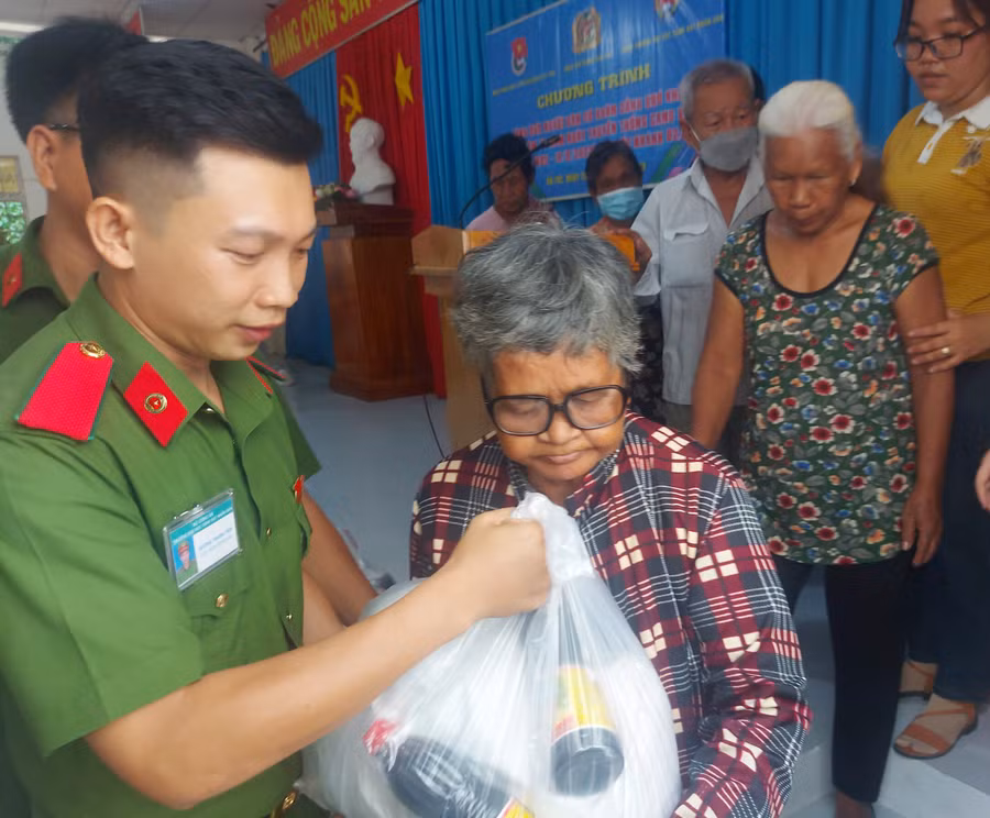 Học viên Trường Đại học CSND trao quà cho bà con Khmer.