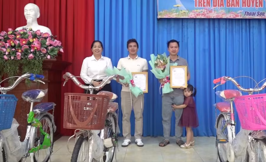 Bà Nguyễn Thị Kim Chi - Phó Chủ tịch UBND huyện Thoại Sơn (An Giang) trao Thư cảm ơn mạnh thường quân.